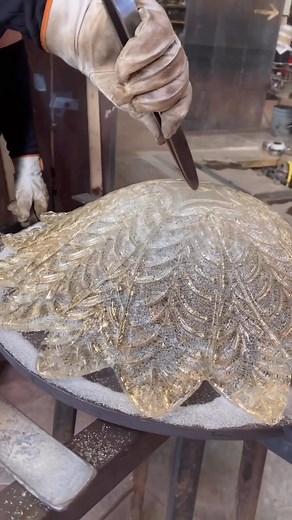 L’arte del vetro di Murano. 🎥 #Repost @sylcom_light #craftsmanship #glass #art #interiordesign #muranoglass #sylcomlight #sylcom #vetro #vidro #arte #venezia #veneto #murano #madeinitaly #italia #italy | Spazio Italiano