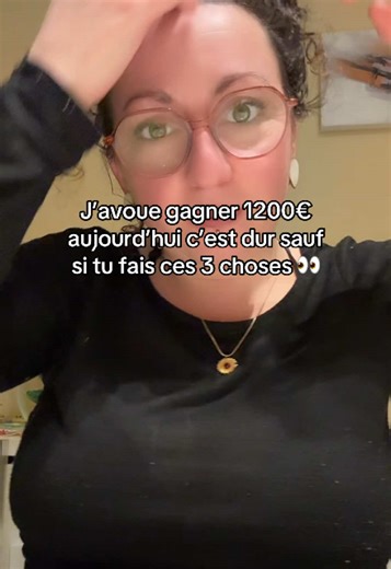 J’avoue. Gagner 1200€ aujourd’hui… c’est dur. Loyer. Courses. Essence. Imprévus. Et surtout… aucune marge pour respirer. Pendant longtemps, je me suis dit : “Je dois juste travailler plus.” Erreur. Le problème n’est pas de travailler plus. Le problème, c’est d’avoir une seule source de revenu. En 2026, tu peux créer autre chose. Tu peux : • Développer une compétence digitale • Créer un produit digital (vendu 1 fois, vendu 100 fois) • Utiliser des produits en MRR pour générer des revenus sans cré