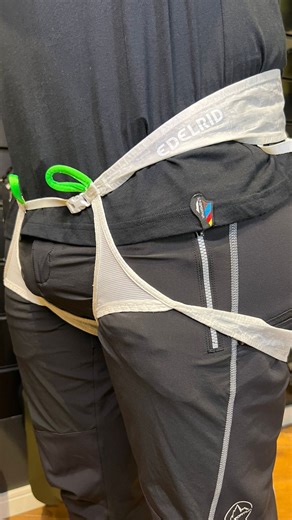 🎥 A cadeirinha mais leve do mundo — e sim, ela existe. A Edelrid Loopo Air pesa apenas 50 gramas e cabe na palma da mão. 🤯 Feita com Dyneema®️ ultrarresistente, é o equilíbrio perfeito entre mínimo peso e máxima performance — ideal para alta montanha, ski touring e competições de escalada onde cada grama conta. 🔹 Apenas 50g de peso total 🔹 Design LightFrame com excelente distribuição de carga 🔹 Dois loops de encordoamento e alças de rack para acessórios 🔹 Compacta (12x5 cm) — vem com saqui