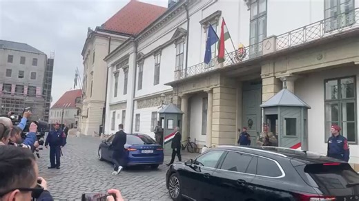 Tisza leader Péter Magyar arrived to presidential palace in Buda Castle to commence talks with head of state Tamás Sulyok about transition. With him is MP elect from Budapest 2, György Velkey, who comes accross as sort of personal assistant. Magyar confirmed that he expect Sulyok to resign soon.
