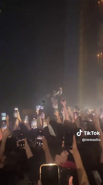 Che Live Concert at The Vic Theatre in Chicago