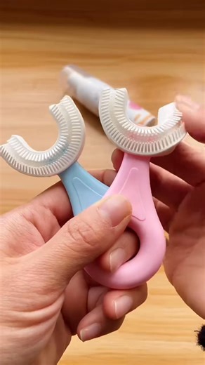 Toddler Brushing Made Fun & Easy with This U-Shaped Brush https://mishbaby.com/360-kids-u-brush | Mishbaby