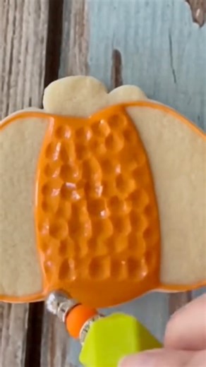 11K views · 41 reactions | A simple to make pumpkin cookie. Have you attempted this texture on your cookies? The key is to let your icing crust before making the indentations. #decoratedcookies #royalicing #sugarcookies #cookiedecorating #sugarcookie #cookier #cookiedecorator | The Cookie Box Club | Facebook
