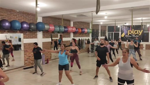 Dale Play by Fitness Live on Instagram: "¡Prepárate para conocer el motor que impulsa todo en Dale Play Fitness Studio! 🔥 El programa BURNING no es solo una clase, es el corazón de nuestra metodología y la base de experiencias como SUMMIT, BOUNCE, BODYWEIGHT, BEATS y ANIMAL MOVES. Como puedes ver en el video, la energía es pura adrenalina. Aquí te cuento por qué BURNING se convertirá en tu nueva obsesión: Fusión de Poder: Al ser la base de tantos subprogramas, cada sesión te prepara para domina
