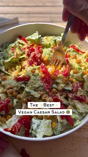 Vegan Caesar Salad!!! 🥗 This ultra creamy vegan Caesar dressing will blow your mind!! Find the full recipe in the link in the caption!! | That Vegan Babe