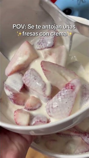 A super easy and delicious Mexican dessert 🤤 #fyp #food #recipe #strawberriesandcream