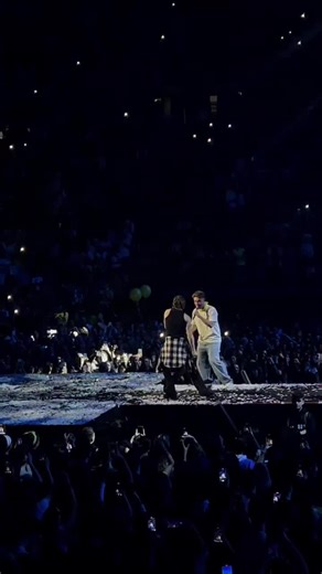 Quando ti capita in galleria un video di @Alfa e @Irama e ti fermi a guardarlo 💛 #alfa #irama #concerts #livemusic #perte