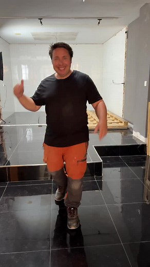 Te enseño a colocar de manera fácil los paneles decorativos y en este vídeo os enseño cómo yo recomiendo poner los perfiles entre placas para evitar que entre ellas no estén perfectas cuando las paredes no son completamente rectas. También existen las cuñas niveladoras que otro día os enseñaré, pero en ese caso queda una pequeña separación. En próximo vídeo de @materiadecor_spc os diré cómo conseguir descuento si queréis . #decoracion #reforma #cambioradical | Salva Reformaymas