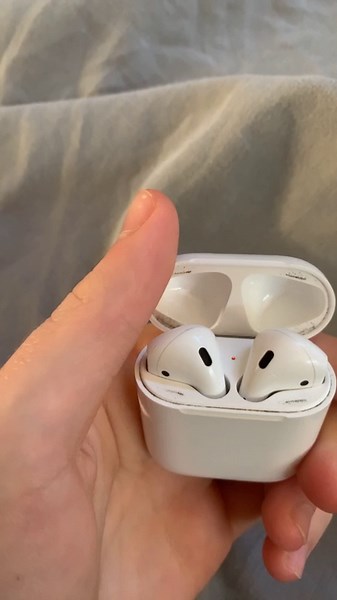 My Airpods won’t stop flashing in orange