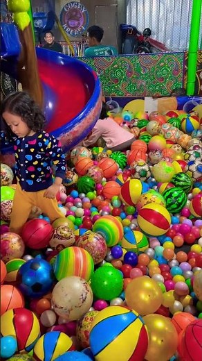 Bermain di Kolam Bola dengan Baju Bola Bola 🥰😍