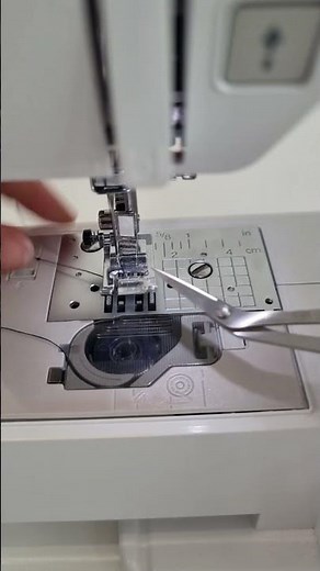 Comment enfiler la cannette dans la machine à coudre?