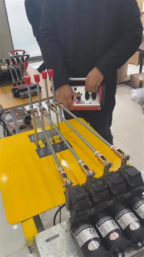 12/24V wireless proportional remote controller, 4-way wireless remote controller, 5-lever wireless proportional remote controller, 6-channel wireless proportional remote controller, 7-way wireless proportional remote controller, 8-function wireless proportional remote controller, good micro-motion, simple installation, no influence on the original vehicle operation, waterproof, and remote control distance of 500 meters.#crane #cranetruck #cranes #craneoperator #cranelove #cranework #cranelife #c