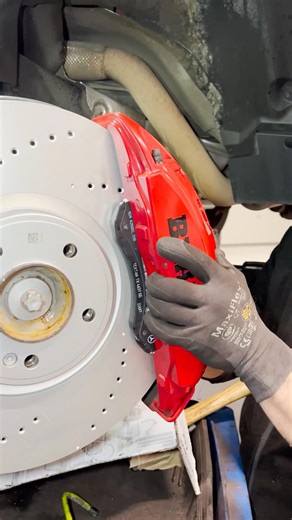 New brakes for the heavy 800 hp G wagon #mechanic #repair #mercedes #brabus #v8 #gwagon #suv #brakes