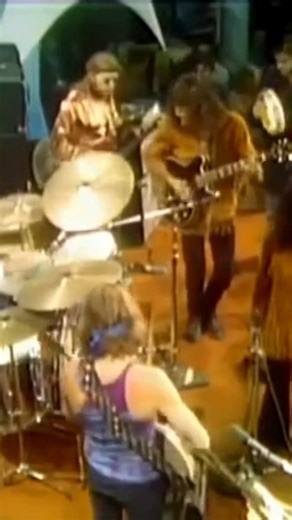 Take a trip with the Airplane🍄 Stream this JA classic and the rest of the album here: https://found.ee/SurrealisticPillow-3 📹: Live on Dick Cavett, 1969. | Jefferson Airplane