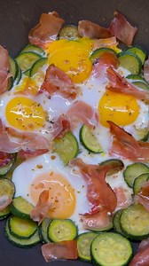 Uova in padella con zucchine e speck, un salvacena delizioso che piacerà anche ai più piccoli! La ricetta➡https://shorturl.at/T35Lx | MoltoFood