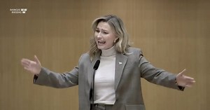 Ebba Busch dansar loss under debatten – till musik