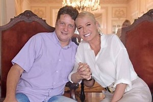 Vídeo: Xuxa se choca ao reencontrar com ator de Amor, Estranho Amor