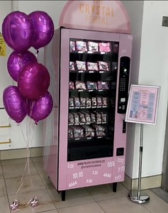 I've heard of vending machines for snacks, but not crystals! 😅💎 | UNILAD