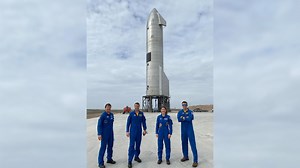NASA astronauts get up-close look at SpaceX's Starship SN11 prototype (photo)