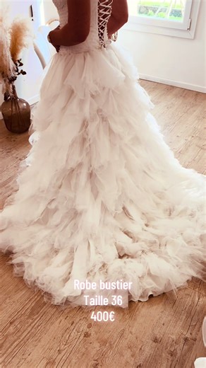 ✨ Robe de mariée princesse à petit prix Une robe spectaculaire avec son bustier structuré et sa jupe princesse en tulle volumineuse qui donne une allure digne d’un conte de fées 🤍 👗 Robe princesse bustier 📏 Taille : 36 💰 Prix : 400 € Oui, tu as bien lu… 400 € seulement pour une robe de mariée ! 💍 Essayages sur rendez-vous uniquement ⏳ 2h en moyenne dans un showroom privatisé 📍 Boutique située dans le Pas-de-Calais, entre Béthune et Saint-Omer 📅 Showroom ouvert du lundi au samedi 📩 Réserv