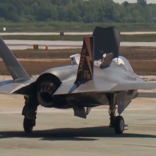 The F-35 Lightning II is an engineering masterpiece! 🛫😎 Lockheed Martin | UNILAD Tech