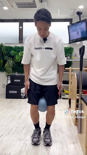 膝痛改善エクササイズ: O脚改善のためのボールを使った方法