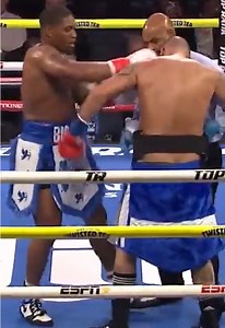 Gotta pull those trunks up 😅 #boxing #toprank #trboxing #sports #humor | Boxing USA