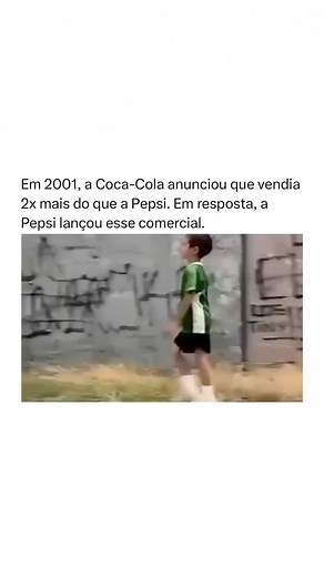 Imagens & vídeos históricos 📽 on Instagram: "Em 2001, após a Coca-Cola anunciar que vendia significativamente mais que a Pepsi, a marca rival respondeu com um comercial de televisão marcante e provocativo, chamado “Vending Machine”. O anúncio mostrava um garoto em frente a uma máquina de refrigerantes, tentando comprar uma lata de Pepsi. Como ele não conseguia alcançar o botão mais alto, decidiu comprar duas latas de Coca-Cola para usá-las como degraus e, finalmente, apertar o botão da Pepsi. N