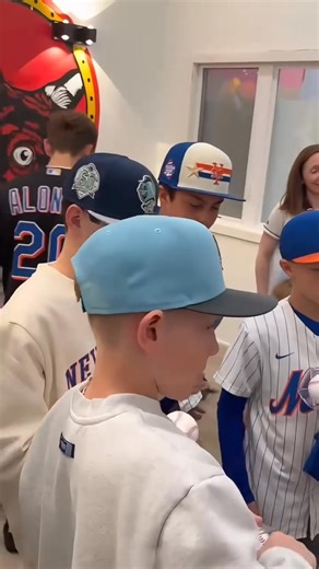 NY Mets’ Pete Alonso stepped off first base and into our Long Island City adoption center, spreading love to the animals patiently waiting for their forever homes. Pete and his wife Haley, founders of the Alonso Foundation, are dedicated to supporting rescue organizations in various ways—including donating $1,000 to an animal shelter every time Pete hits a home run. Their commitment to animal welfare is inspiring, and Pete’s warmth is truly immeasurable. Thank you, Pete, for visiting, supporting