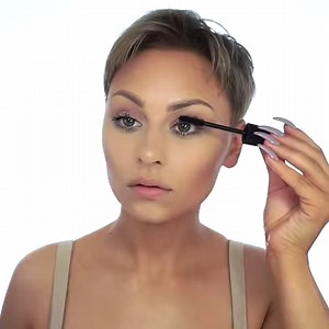 An ombre lip and sun-kissed skin is all you need for a standout summer look. Grab this season’s must-haves here: http://bit.ly/2tqlPvJ | Kiss NY Pro