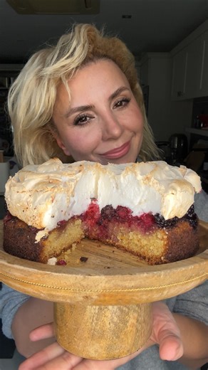 Özgül Coşar on Instagram: "Mereng kek Altı kek üstü bulut Ortada mis gibi orman meyvesi Bu kek bağımlılık yapar🤤🤤🤤 Yapılışı ise sandığımızdan çok daha kolay Malzemeler(200 ml bardak) Kek için 🎈125 gr tereyağı 🎈5 kaşık şeker 🎈3 yumurta sarısı 🎈yarım su bardağı süt 🎈1 tutam tuz 🎈1 limon kabuğu rendesi 🎈2 kaşık hindistancevizi rendesi 🎈1 bardak un 🎈1 pk. kabartma tozu 🎈1 pk. vanilya 🎈Orta katmana 450 gr orman meyvesi Mereng için 🎈3 yumurta beyazı 🎈1 tutam tuz 🎈1 bardak şeker 🎈1