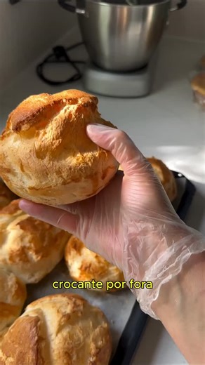 Receitas sem Glúten Para Todos on Instagram: "Pão sem glúten crocante por fora e macio por dentro! 🥖✨ . 🌱 **Sem glúten** 💪 Crocante por fora, fofinho por dentro 🧡 Fácil de fazer! . **Ingredientes:** - 1 pacote de fermento biológico seco - 1 colher (chá) de sal - 800 ml de água morna - 4 colheres (sopa) de azeite de oliva - 1 clara de ovo (reserve a gema para pincelar) - Aproximadamente 710g de mistura de farinhas sem glúten . MIX de Farinhas: - 350 g de farinha de arroz - 175 g de amido de m