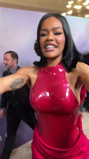Miss Simpatia? Teyana Taylor beijando todos os jornalistas no Costume Designer Guild Awards.
