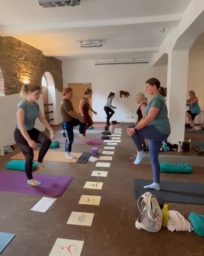 Yoga, Achtsamkeit & Teamgeist 🧘‍♀️✨ Die physische und psychische Gesundheit unserer Mitarbeitenden liegt uns besonders am Herzen. Unsere interne Mitarbeiterakademie MediCampus hat interessierten Kolleginnen und Kollegen daher kürzlich ein ganz besonderes Angebot zur Förderung ihres Wohlbefindens gemacht: Ein Yoga-Retreat im idyllischen Haus Rhade bot unseren Kolleginnen und Kollegen die Möglichkeit, neue Energie zu tanken, sich auszutauschen und gemeinsam loszulassen. 💛 Yoga, Achtsamkeit und w