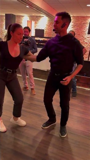 Intermediate Bachata Class Demo - Demetrio & Nicole - Bachata Dance Academy #bachata #bachatadance