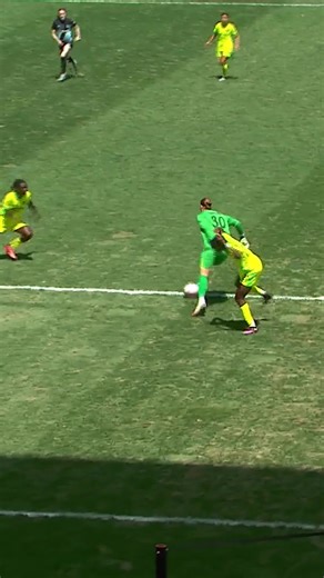 Doing as German goalkeepers do 😉 Ann-Katrin Berger starts the transition for Gotham by breaking the first line of pressure on her own. | National Women's Soccer League