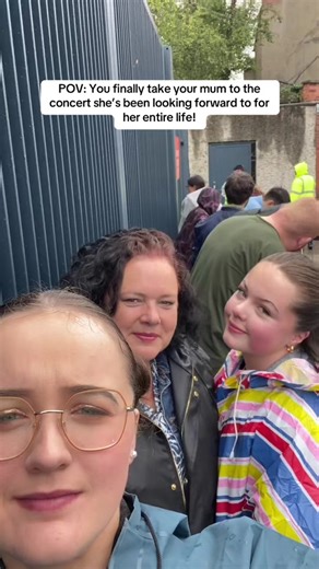 She was crying before I took the last clip. We love you @coldplay ! 🪐 #coldplay #concert #dublin #ireland #mum #fyp