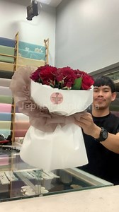 84K views · 1.4K reactions | Simple one sided raffle bouquet . #jepriel #flowerarrangement #floristry #tutorial #ideas | Jepriel Puenleona | Facebook