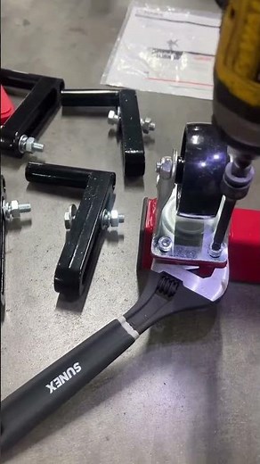 Rotating, Folding, Deluxe engine stand from SUNEX Tools! What more could you want?