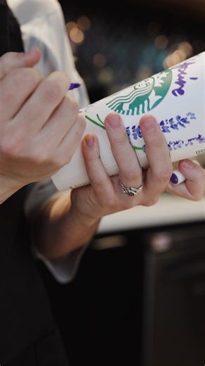 Love in every cup 💘 Am Valentinstag werden bei uns die Cups zu einem kleinen Kunstwerk. Von Hand bemalt, mit Liebe gemacht. Dafür ist zum Beispiel unser Barista Valentin im Coffee House in Winterthur und gestaltet kunstvoll personalisierte Cups. Schick uns deinen Valentines-Cup. ✨ À la Saint-Valentin, certaines de nos tasses se transforment en petites œuvres d'art. Peintes à la main, réalisées avec amour. Envoie-nous ta tasse de Saint-Valentin. ✨