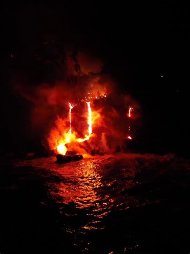 La lave qui rencontre l'océan après 19 ans d'attente 🥰 Je suis tellement reconnaissant d'avoir vu ça une fois dans ma vie 🇷🇪 #iledelareunion #974 #volcano #pitondelafournaise #lava