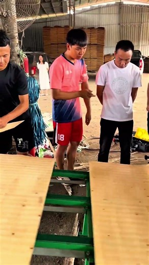 High-Speed Round Log Cutting Process #woodworking#woodcutting#wood#diy #machine#woodfactory