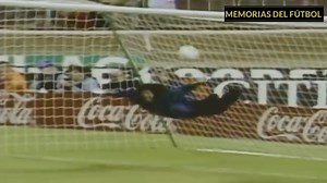 RENÉ HIGUITA ¡El PORTERO ESCORPIÓN que CAMBIÓ el Fútbol para Siempre! La Historia del portero colombiano que cambió la historia del fútbol. René Higuita, un demente con guantes capaz de hacer paradones, ser uno de los porteros más goleadores de la historia, salir jugando con el balón hasta el centro del campo y patentar una de las paradas más famosas de la historia "El Escorpión" | Memorias del Fútbol