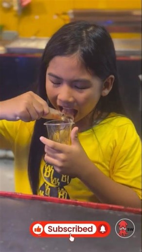 Squid Snack Time: Watch This Live Squid Devour the Sauce 🦑😋 #shorts #octopus #squid