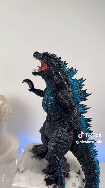 Godzilla from Sugar paste. Was made in just 3 hours! #godzilla #godzillaart #cakeschool #cakeart #cakeartist #cakedesign #cakeacademy #cakedecorating #londoncake