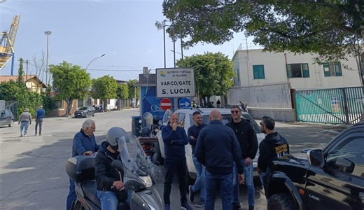 Caro carburanti, presidio dei camionisti al porto di Palermo CLICCA PER IL VIDEO