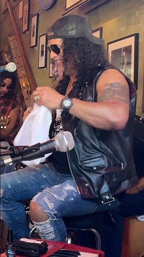 Slash Looks Surprised by His Guitar Choice… But Just Smiles