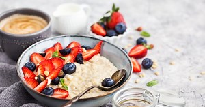 Porridge aux fruits rouges surgelés
