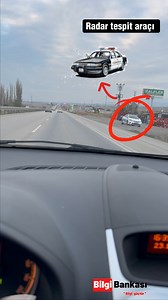 Radar hız tespiti nasıl yapılır? #araba #Radar Radar hız tespiti kaza oranının en fazla yaşandığı yollarda trafik ekiplerine dikkat çekmek ve kurallara uymayanları maddi ceza ile uyardıkları bir polis uygulamasıdır. Özellikle son yıllarda şehirler arası her 150 km bir bu tarz radar tespit otolarının görev aldığını görmekteyiz. Videoda yaklaşık 1200 metre mesafede öncelikle tabela ile araç sürücüleri radar tespiti uyarı tabelası ile uyarılmakta; hızını azaltmayan sürücüler için ise araç plakaları