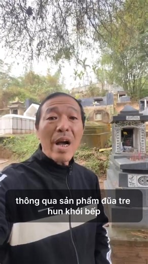 GỬI CỘNG ĐỒNG MẠNG: XIN CHO TÔI MỘT CƠ HỘI - ĐỂ ĐỨNG LÊN... BƯỚC TIẾP. Tôi là Hà Đức Tài, người ngày 30 Tết phải ra mộ bố mẹ làm clip tuyên bố vỡ nợ. Tôi khởi nghiệp với tất cả đam mê của mình. chỉ với một tâm huyết cháy bỏng là giữ gìn nét đẹp văn hóa thông qua sản phẩm truyền thống - đũa tre thủ công hun khói bếp. Đó là một vật mang theo ký ức của bao nhiêu thế hệ người Việt Nam... Nhưng nay đã dần dần bị mai một. Tôi thực lòng muốn gìn giữ dòng sản phẩm đẹp đẽ này của chúng ta. Nhưng hôm nay,